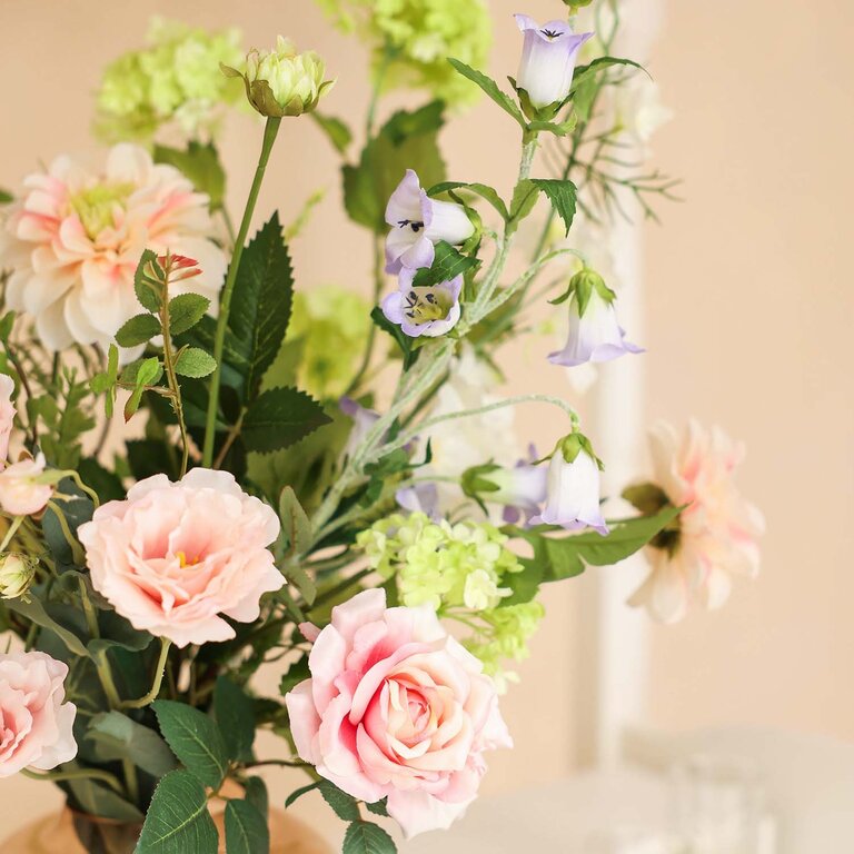Zijden bloemen boeket Maevy Rose is een luchtig en stijlvol boeket van kunstbloemen in roze, paarse en witte tinten.