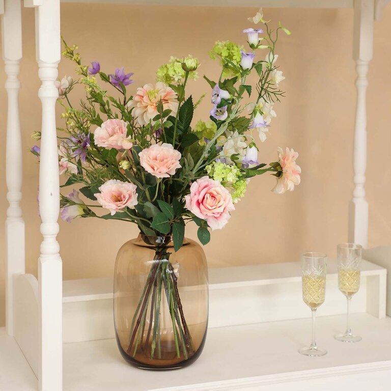 Zijden bloemen boeket Maevy Rose is een luchtig en stijlvol boeket van kunstbloemen in roze, paarse en witte tinten.