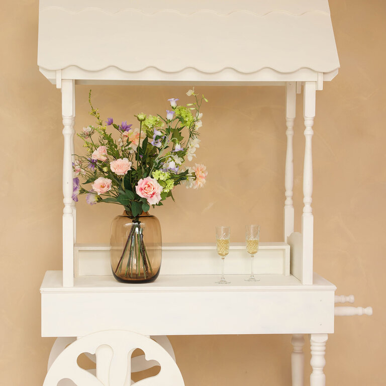 Zijden bloemen boeket Maevy Rose is een luchtig en stijlvol boeket van kunstbloemen in roze, paarse en witte tinten.