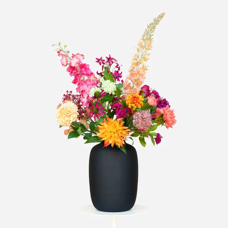 Zijden bloemen boeket Lola May is een groot en romantisch boeket van kunstbloemen in roze, paarse en oranje tinten.