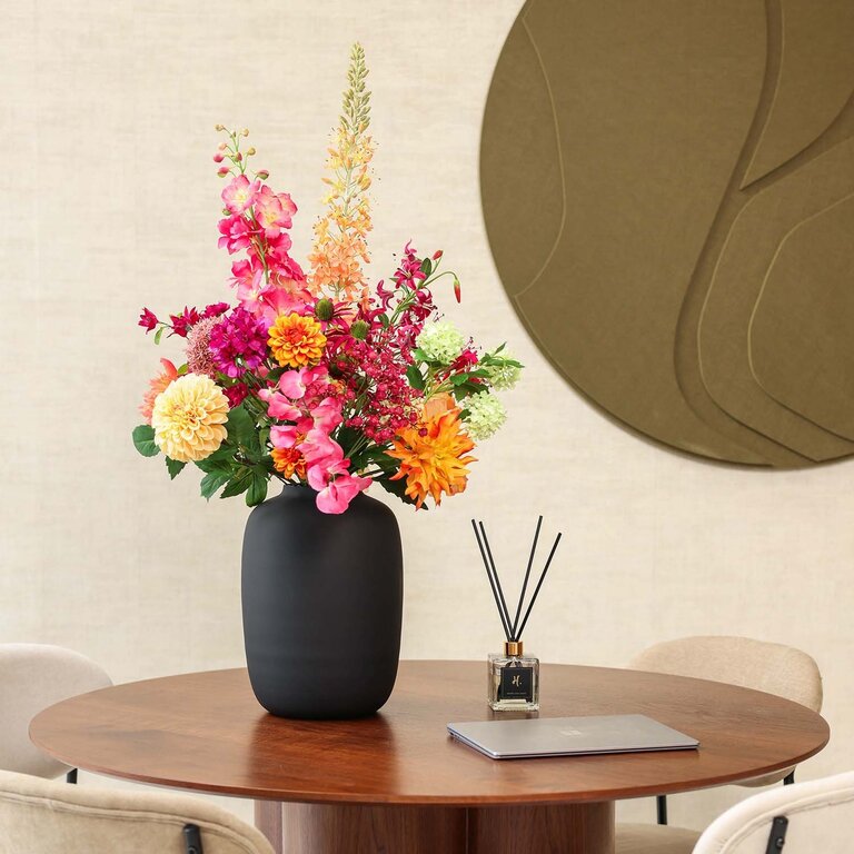 Zijden bloemen boeket Lola May is een groot en romantisch boeket van kunstbloemen in roze, paarse en oranje tinten.