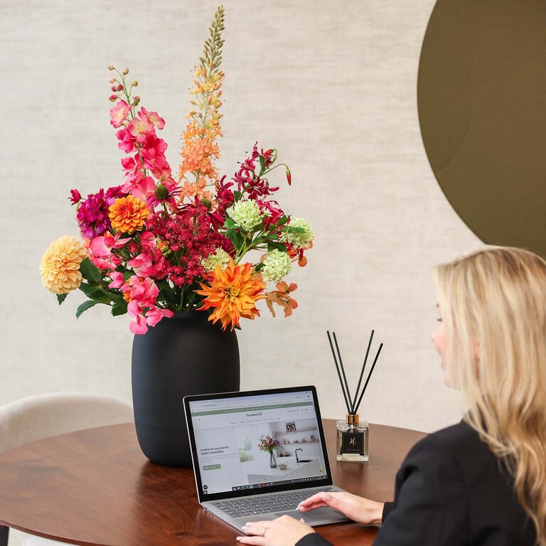 Zijden bloemen boeket Lola May is een groot en romantisch boeket van kunstbloemen in roze, paarse en oranje tinten.