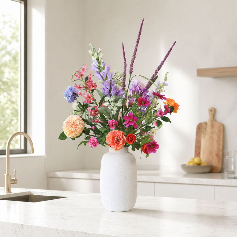 ★ Hét perfecte Moederdag cadeau! ★<br />
Zijden bloemen boeket Amora Hart is een uitbundig boeket van kunstbloemen in paarse, roze, oranje, witte, gele en blauwe tinten.