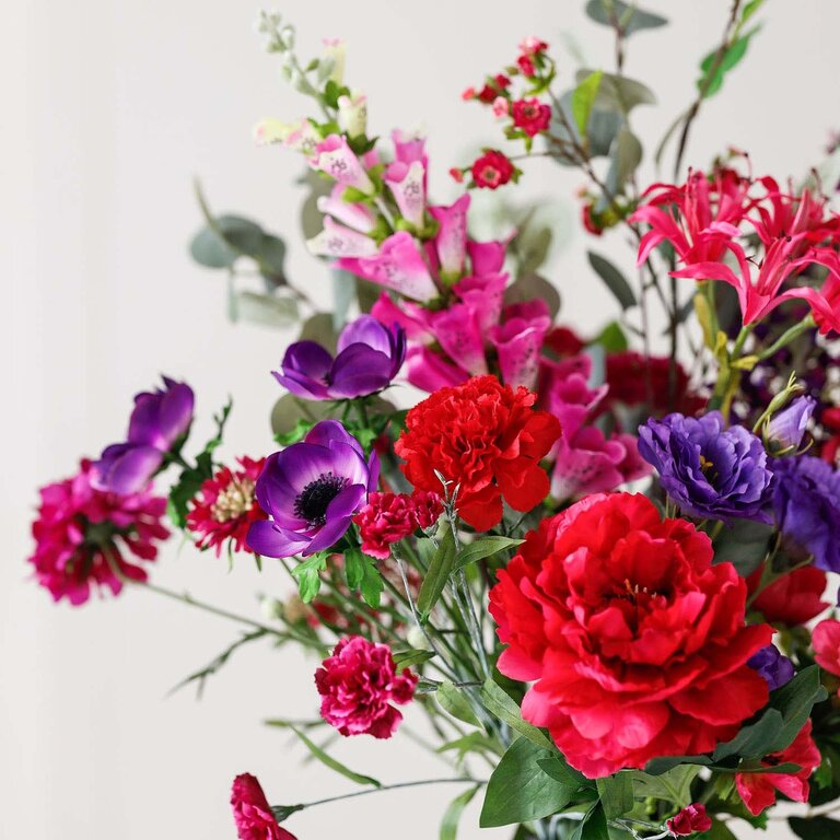 Zijden bloemen boeket Carmen Moira is een romantisch boeket van kunstbloemen in rode, paarse en roze tinten.