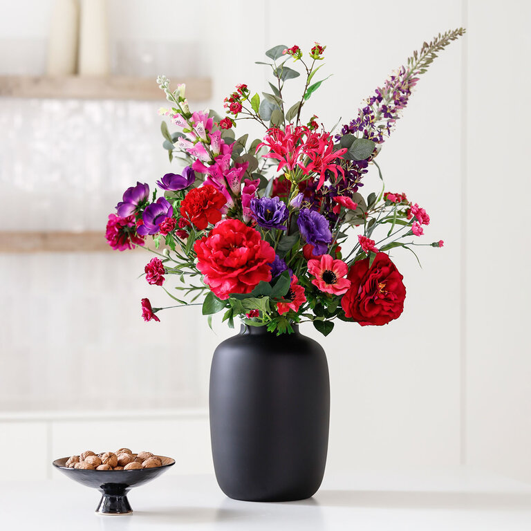 Zijden bloemen boeket Carmen Moira is een romantisch boeket van kunstbloemen in rode, paarse en roze tinten.