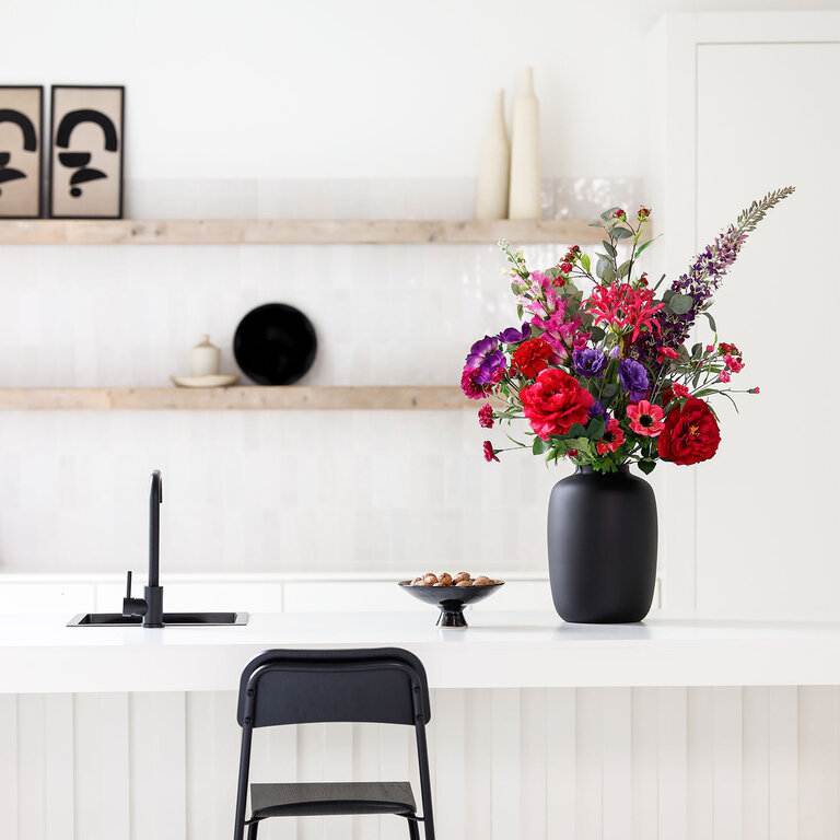 Zijden bloemen boeket Carmen Moira is een romantisch boeket van kunstbloemen in rode, paarse en roze tinten.