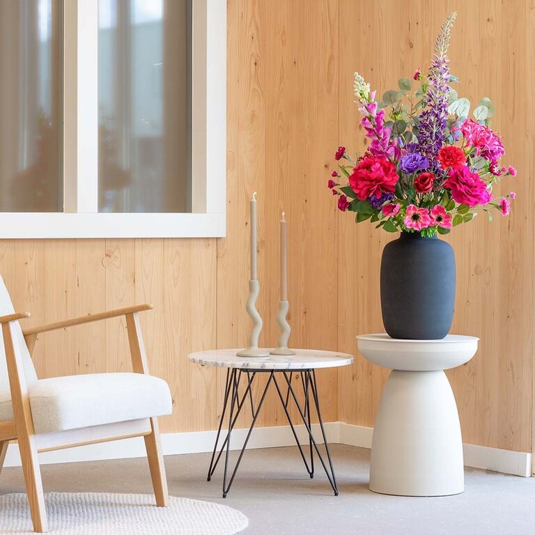 Zijden bloemen boeket Carmen Moira is een romantisch boeket van kunstbloemen in rode, paarse en roze tinten.