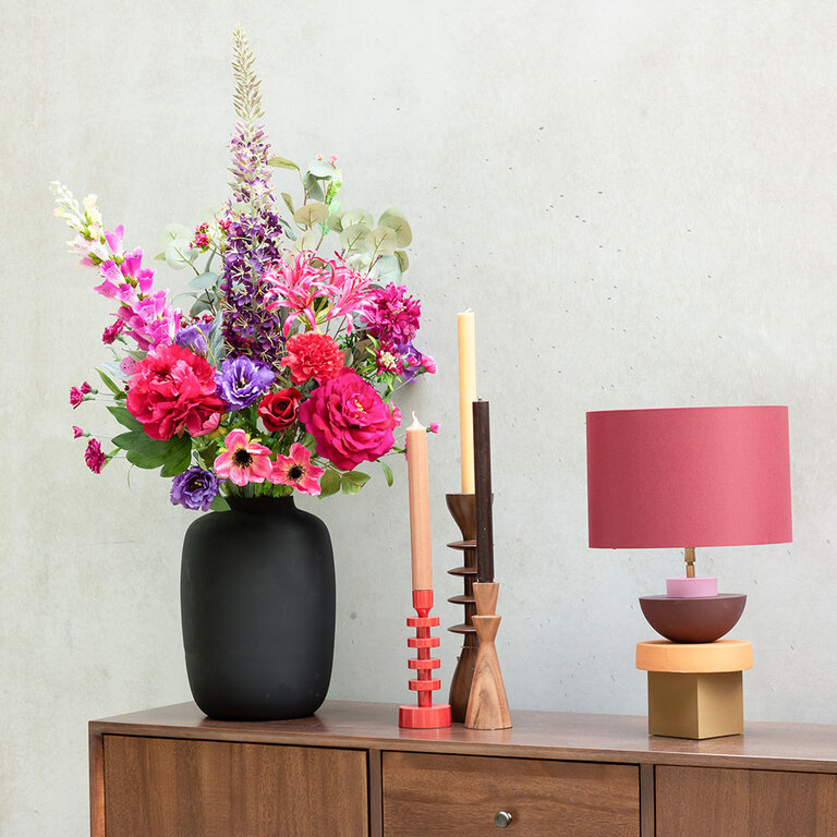 Zijden bloemen boeket Carmen Moira is een romantisch boeket van kunstbloemen in rode, paarse en roze tinten.