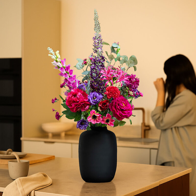 Zijden bloemen boeket Carmen Moira is een romantisch boeket van kunstbloemen in rode, paarse en roze tinten.