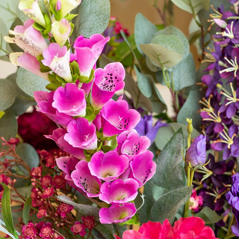 Zijden bloemen boeket Carmen Moira is een romantisch boeket van kunstbloemen in rode, paarse en roze tinten.