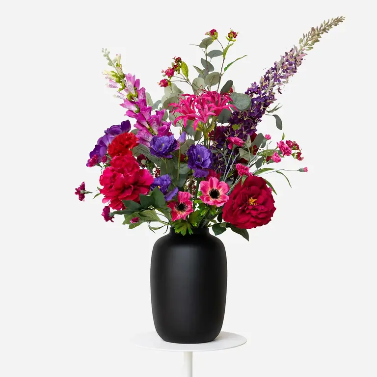Zijden bloemen boeket Carmen Moira is een romantisch boeket van kunstbloemen in rode, paarse en roze tinten.