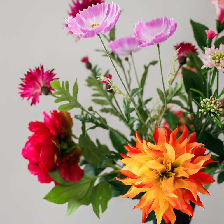 Zijden bloemen boeket Zara Isa is een kleurrijk veldboeket van kunstbloemen in roze, oranje en paarse tinten.
