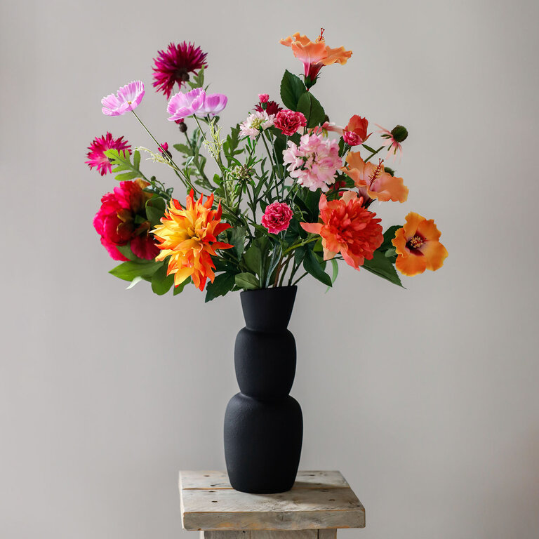 Zijden bloemen boeket Zara Isa is een kleurrijk veldboeket van kunstbloemen in roze, oranje en paarse tinten.