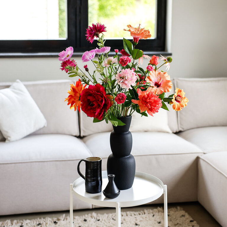 Zijden bloemen boeket Zara Isa is een kleurrijk veldboeket van kunstbloemen in roze, oranje en paarse tinten.