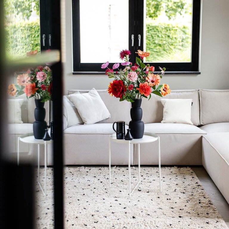 Zijden bloemen boeket Zara Isa is een kleurrijk veldboeket van kunstbloemen in roze, oranje en paarse tinten.