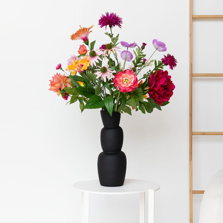 Zijden bloemen boeket Zara Isa is een kleurrijk veldboeket van kunstbloemen in roze, oranje en paarse tinten.