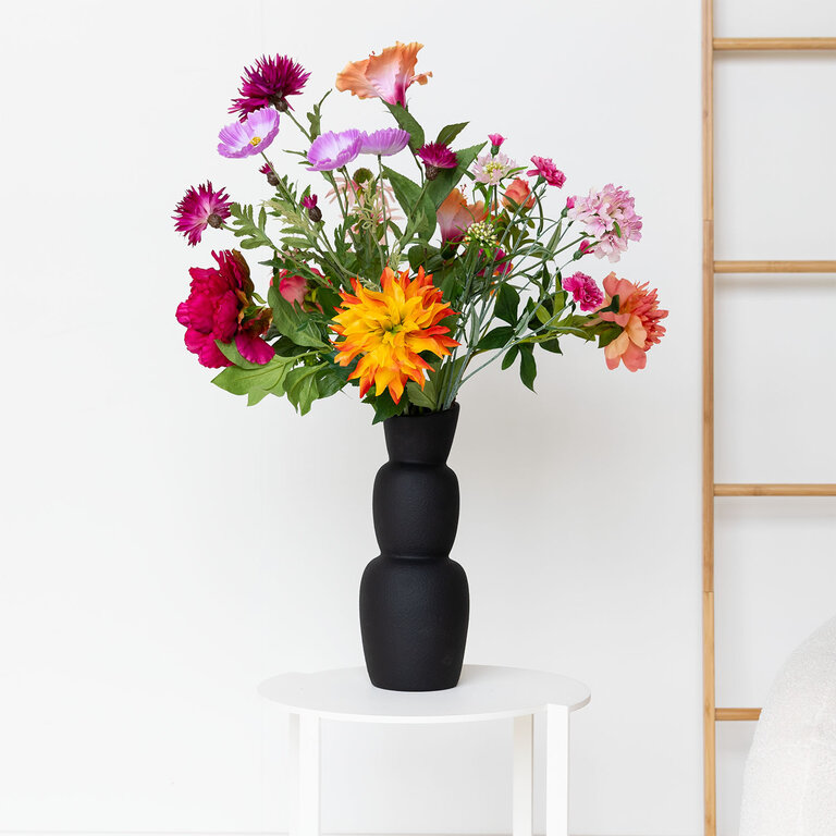 Zijden bloemen boeket Zara Isa is een kleurrijk veldboeket van kunstbloemen in roze, oranje en paarse tinten.
