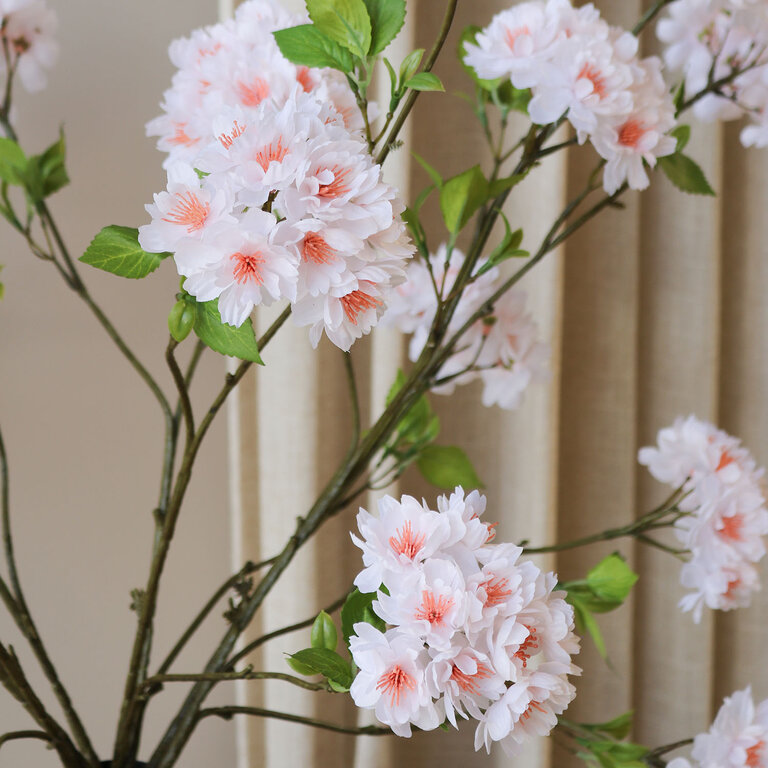 Zijden bloemen boeket Luna Blanc is een luchtig boeket met witte bloesem.