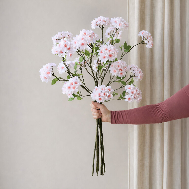 Zijden bloemen boeket Luna Blanc is een luchtig boeket met witte bloesem.