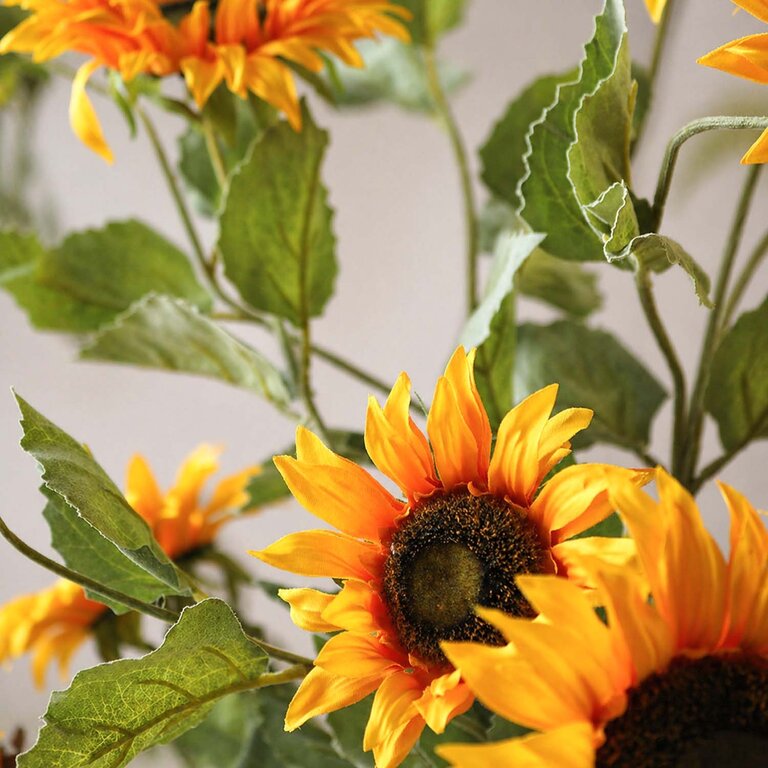 Zijden bloemen boeket Sunny Belle is een zomers boeket met gele zonnebloemen.