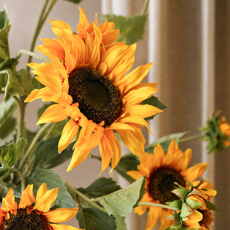 Zijden bloemen boeket Sunny Belle is een zomers boeket met gele zonnebloemen.