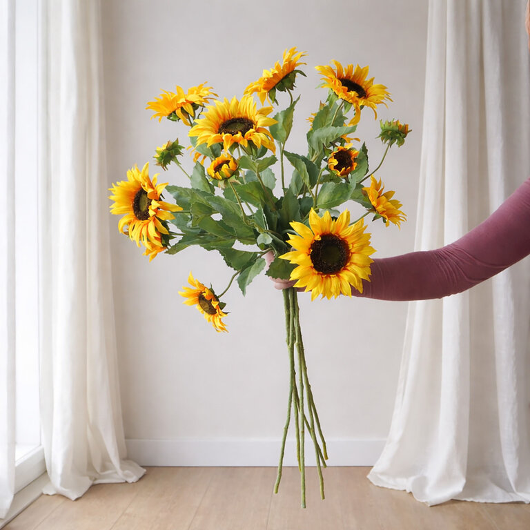 Zijden bloemen boeket Sunny Belle is een zomers boeket met gele zonnebloemen.