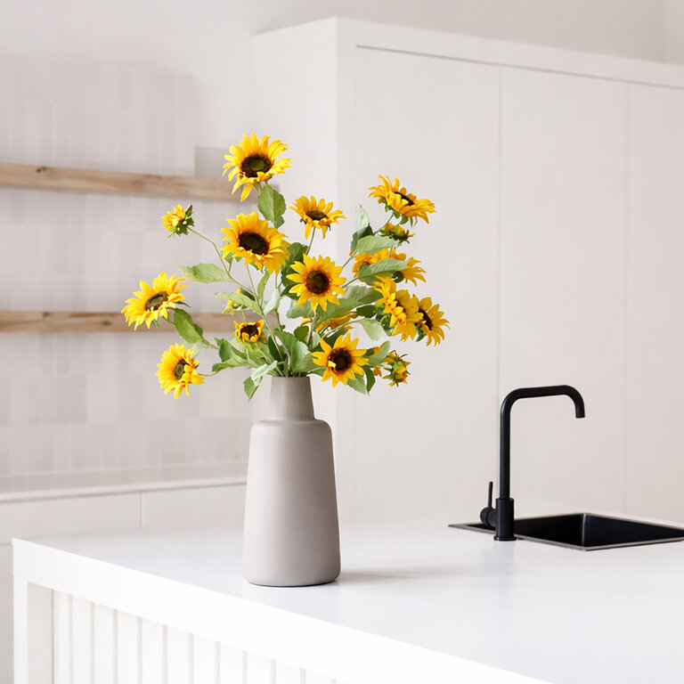 Zijden bloemen boeket Sunny Belle is een zomers boeket met gele zonnebloemen.