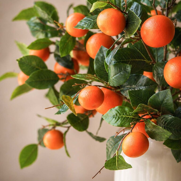 Zijden boeket Sunset Orange is een warm en rijk boeket met sinaasappel fruittakken.