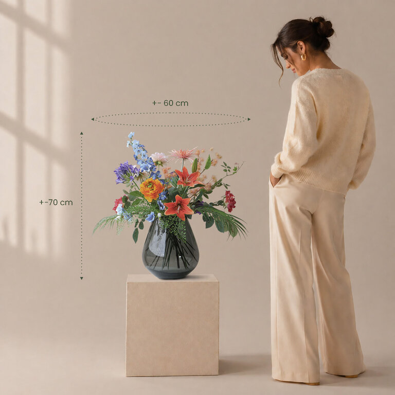 Zijden bloemen boeket Dixie Dawn is een klein en kleurrijk boeket van kunstbloemen in rode, oranje, roze, paarse en blauwe tinten.