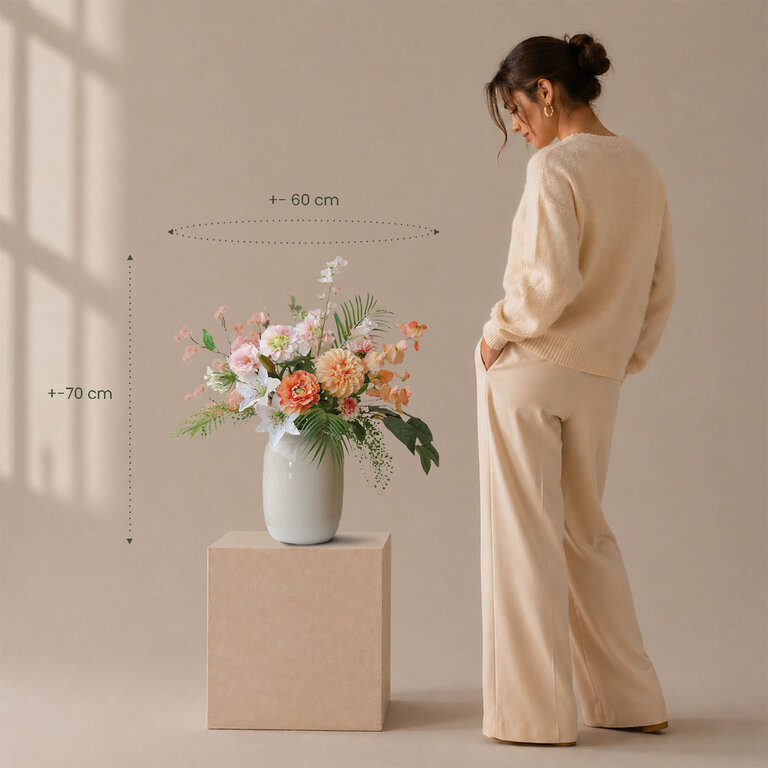Zijden bloemen boeket Sophie Mae is een klein en fris boeket van kunstbloemen in oranje, roze en witte tinten.