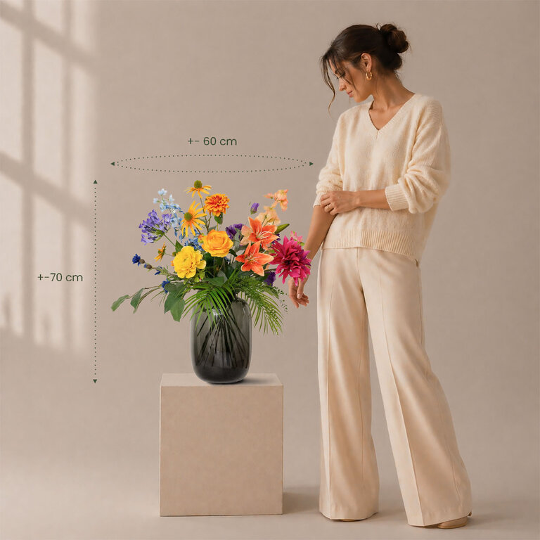 Zijden bloemen boeket Lucy Lou is een klein en kleurrijk boeket van kunstbloemen in gele, blauwe, roze, paarse en oranje tinten.
