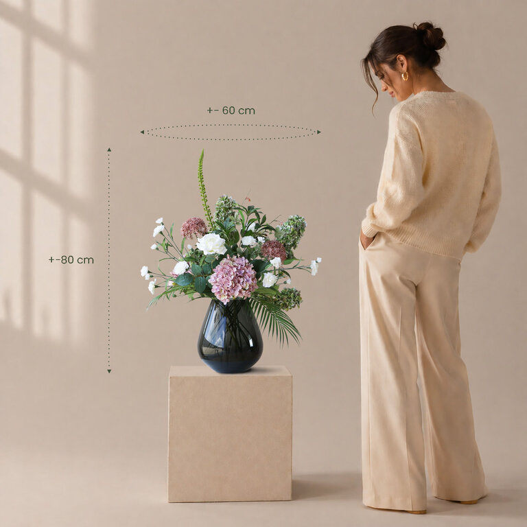 Zijden bloemen boeket Nola Pure is een klein en stijlvol boeket van kunstbloemen in groene, witte, paarse en roze tinten.