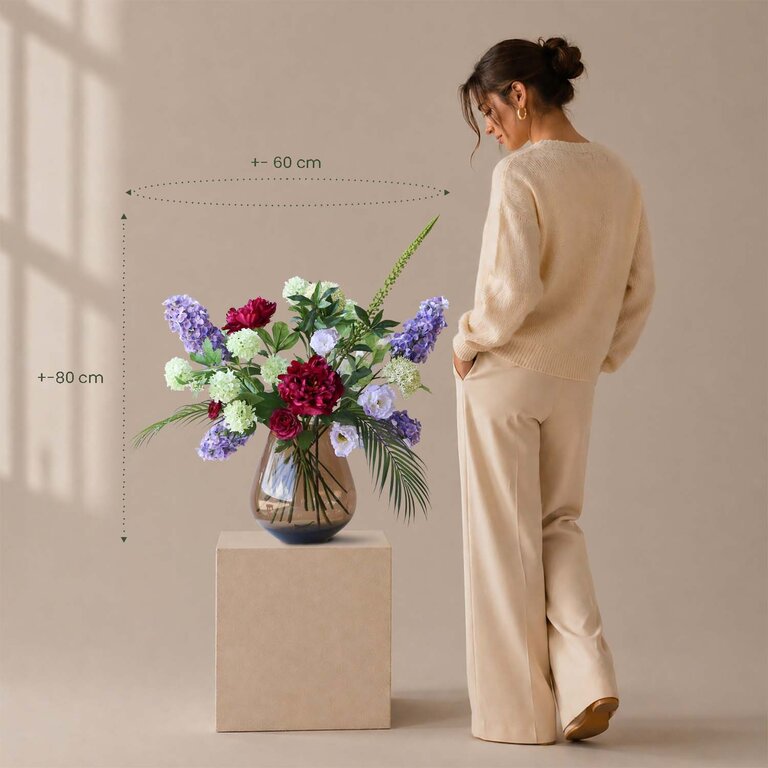 Zijden bloemen boeket Mabel Everleigh is een klein en natuurlijk boeket van kunstbloemen in paarse, witte en groene tinten.