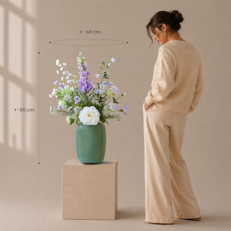★ Bestseller! ★<br />
Zijden bloemen boeket Zoë Maree is een vol en elegant boeket van kunstbloemen in paarse, witte en groene tinten.