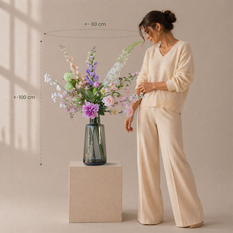 ★ Bestseller! ★<br />
Zijden bloemen boeket Lila Grace is een verfijnd en elegant boeket van kunstbloemen in witte, paarse en roze tinten.