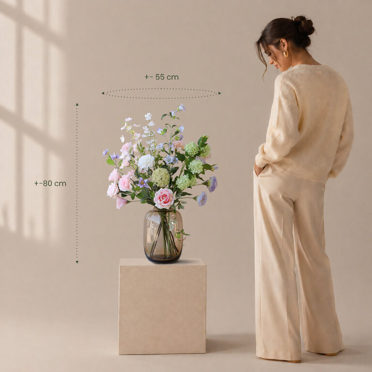 Zijden bloemen boeket Maevy Rose is een luchtig en stijlvol boeket van kunstbloemen in roze, paarse en witte tinten.