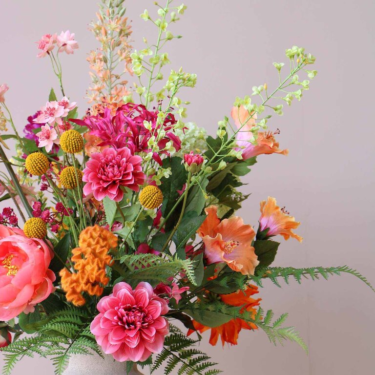 ★ Hét perfecte Moederdag cadeau! ★<br />
Zijden bloemen boeket Niva Solis is een vol en warm boeket van kunstbloemen in oranje, roze, gele en paarse tinten.