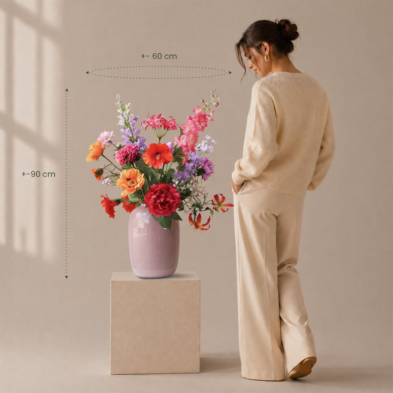 ★ Bestseller! ★<br />
Zijden bloemen boeket Lize Ella is een vol en kleurrijk boeket van kunstbloemen in roze, paarse en oranje tinten.
