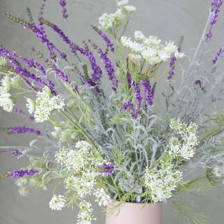 Zijden bloemen boeket Macy Haze is een stijlvol en sereen veldboeket met paarse lavendel en witte dille.