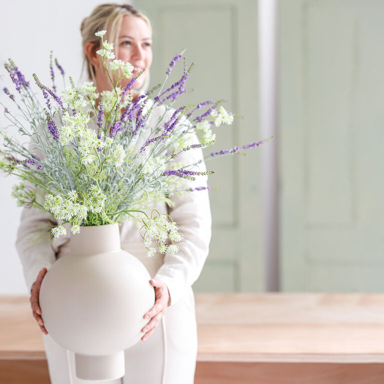Zijden bloemen boeket Macy Haze is een stijlvol en sereen veldboeket met paarse lavendel en witte dille.