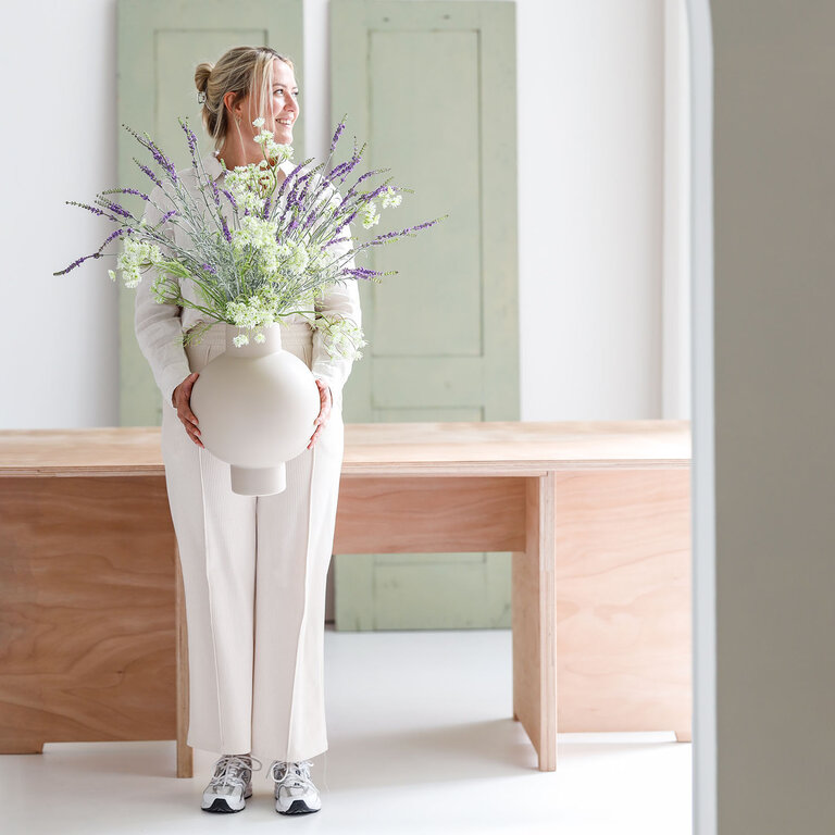 Zijden bloemen boeket Macy Haze is een stijlvol en sereen veldboeket met paarse lavendel en witte dille.