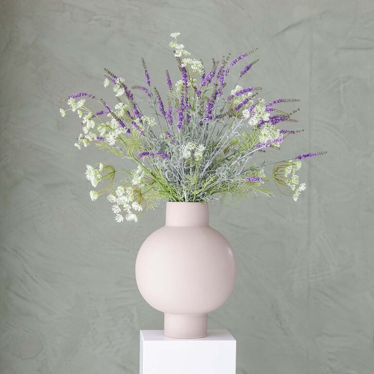 Zijden bloemen boeket Macy Haze is een stijlvol en sereen veldboeket met paarse lavendel en witte dille.
