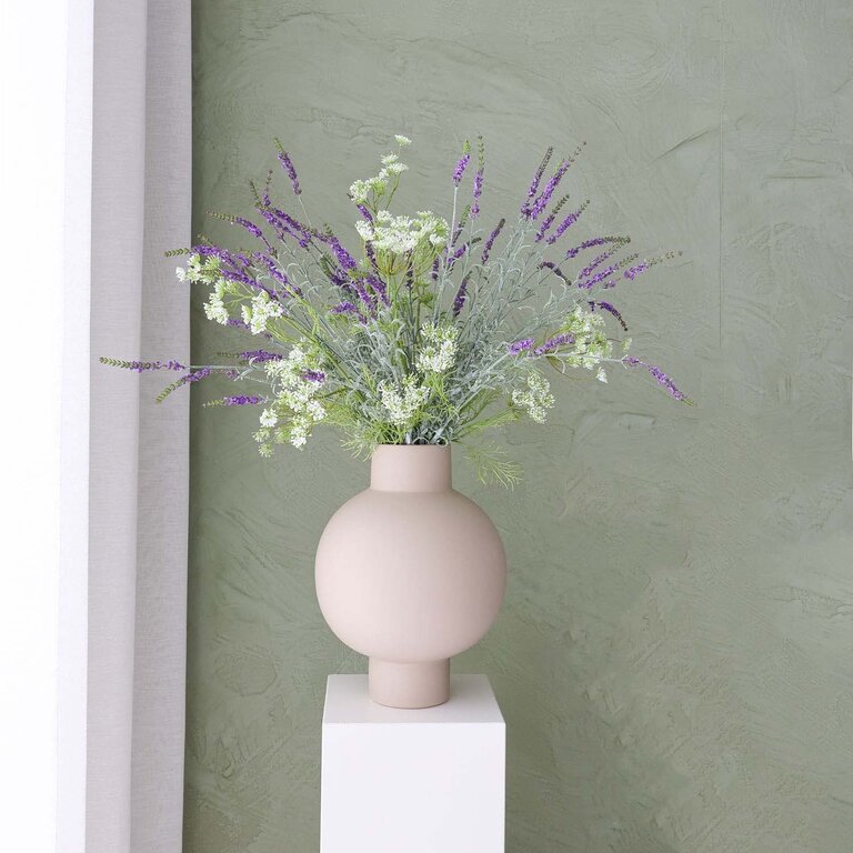 Zijden bloemen boeket Macy Haze is een stijlvol en sereen veldboeket met paarse lavendel en witte dille.