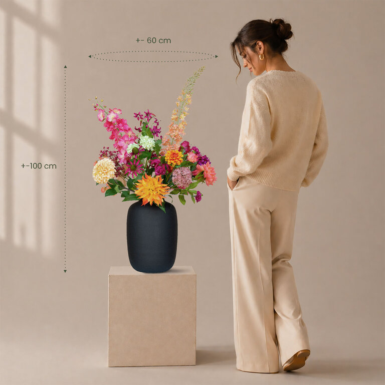 Zijden bloemen boeket Lola May is een groot en romantisch boeket van kunstbloemen in roze, paarse en oranje tinten.