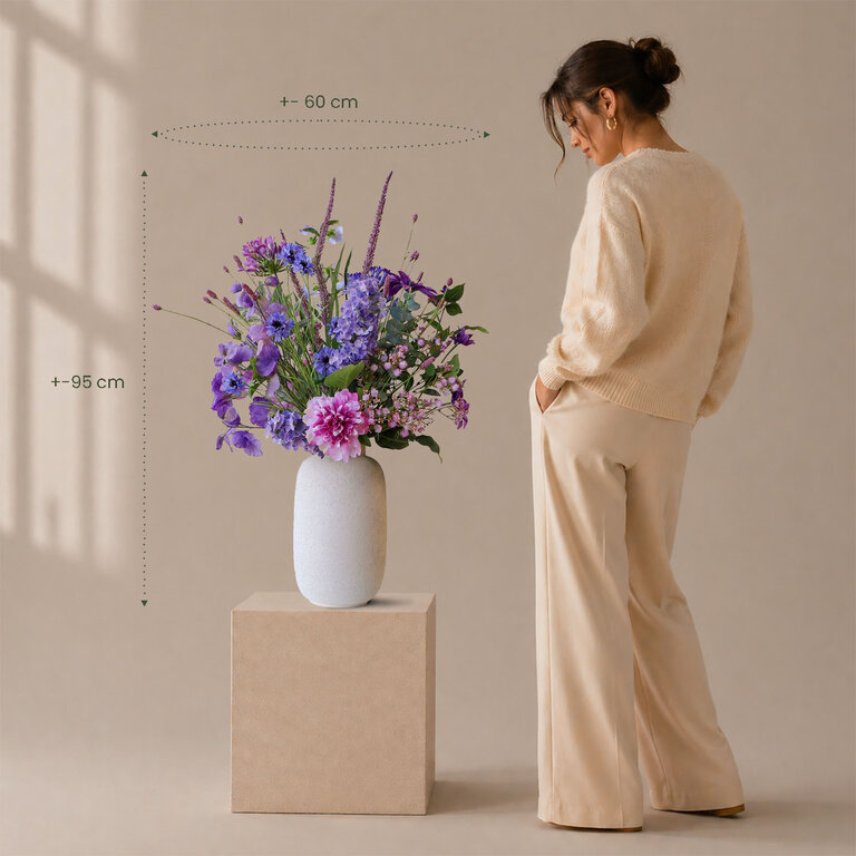 Zijden bloemen boeket Elin Violet is een elegant en harmonieus boeket van kunstbloemen in paarse en blauwe tinten.