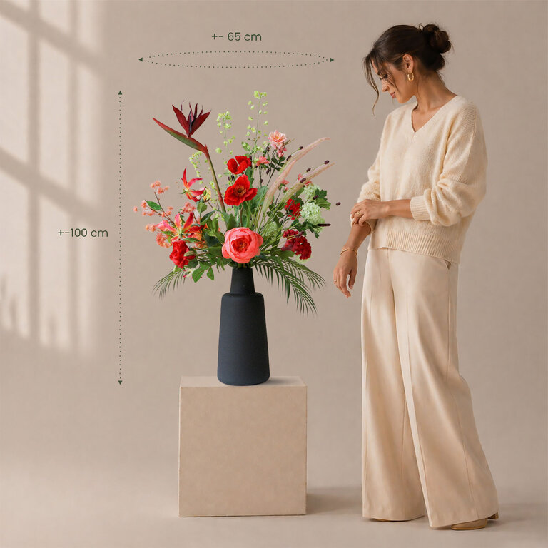 Zijden bloemen boeket Elva Ruby is een groot en expressief boeket van kunstbloemen in rode, roze en oranje tinten.