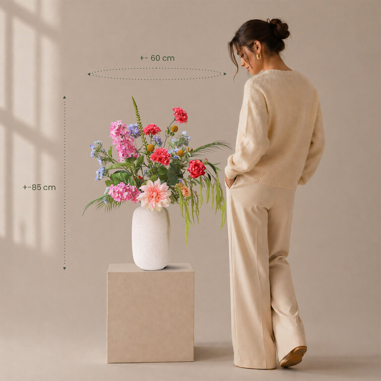 Zijden bloemen boeket Ayla Haze is een verfijnd en sereen boeket van kunstbloemen in roze, blauwe, gele en groene tinten.