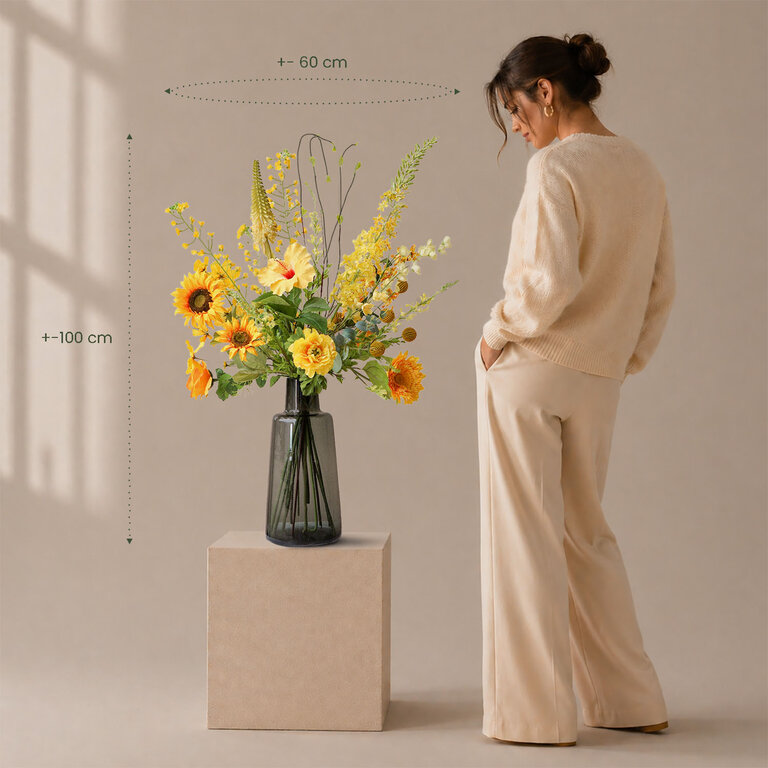Zijden bloemen boeket Mila Soleil is een groot en zonnig boeket van kunstbloemen in gele tinten.