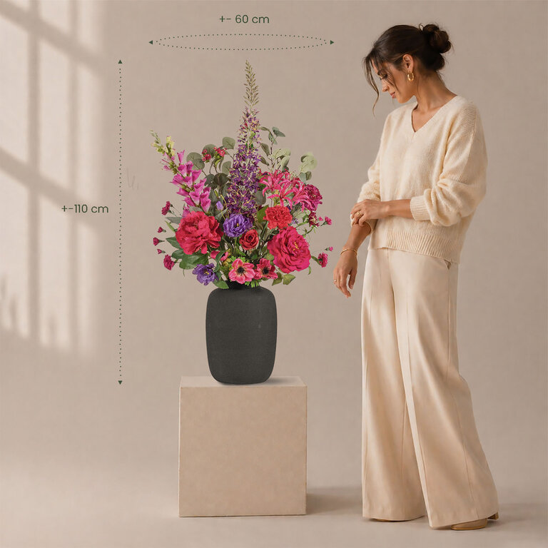 Zijden bloemen boeket Carmen Moira is een romantisch boeket van kunstbloemen in rode, paarse en roze tinten.