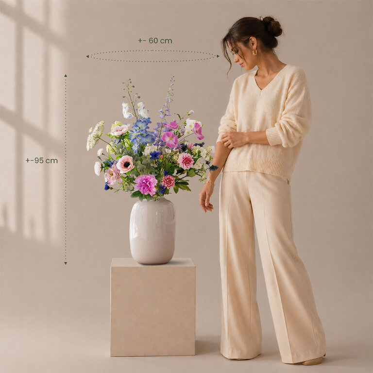 Zijden bloemen boeket Sadie Beth is een groot en stijlvol boeket van kunstbloemen in blauwe, witte, roze en paarse tinten.